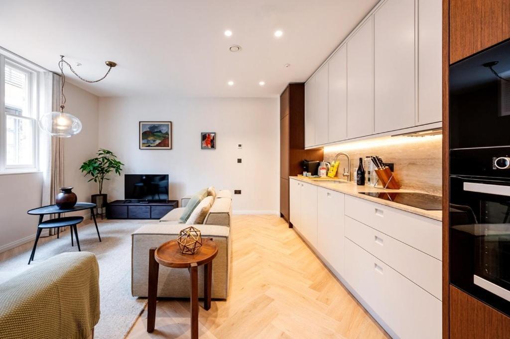Covent Garden 2 Bed 2 Bath Duplex *